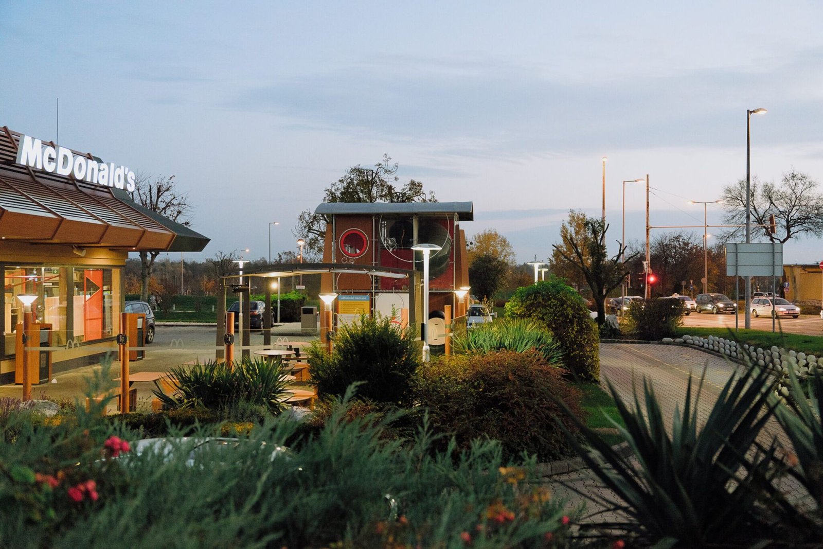 ILCE-7M2 2022-11-17 17:29:49 f/2.8 1/200sec ISO-2000 34.2mm